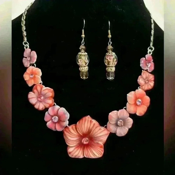 Pink flower necklace and earring set - Picture 3 of 7